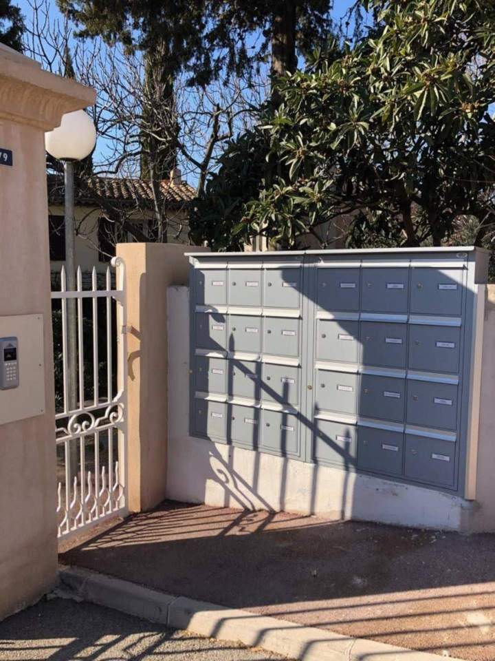 Boîtes aux lettres collectives extérieures portail La Penne-Sur-Huveaune