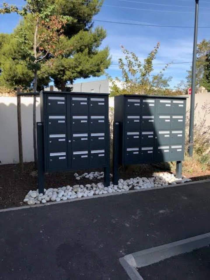 Boîtes aux lettres collectives extérieures sur pieds La Penne-Sur-Huveaune