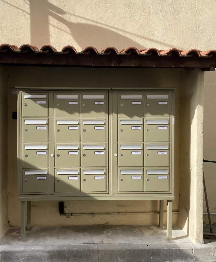 Bloc boîtes aux lettres collectives à l'extérieur Marseille