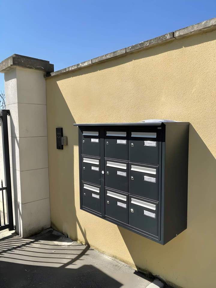 Boîte aux lettres collective extérieure noire La Penne-Sur-Huveaune